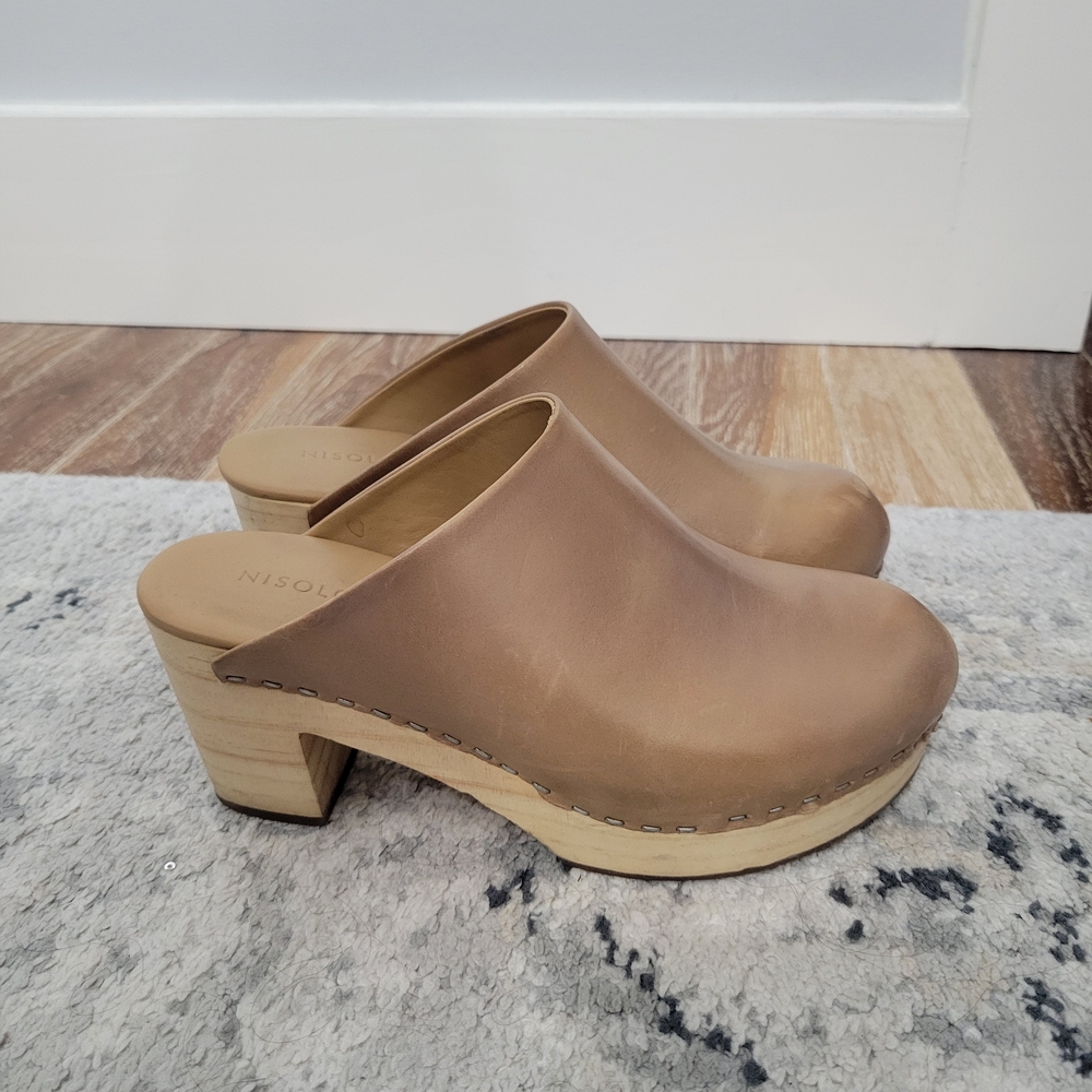 Nisolo Women's Tan Leather Clogs